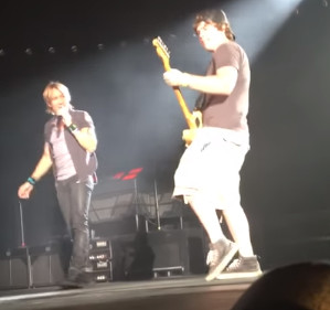 Keith Urban Pulls Fan on Stage During Concert for the Opportunity of a Lifetime